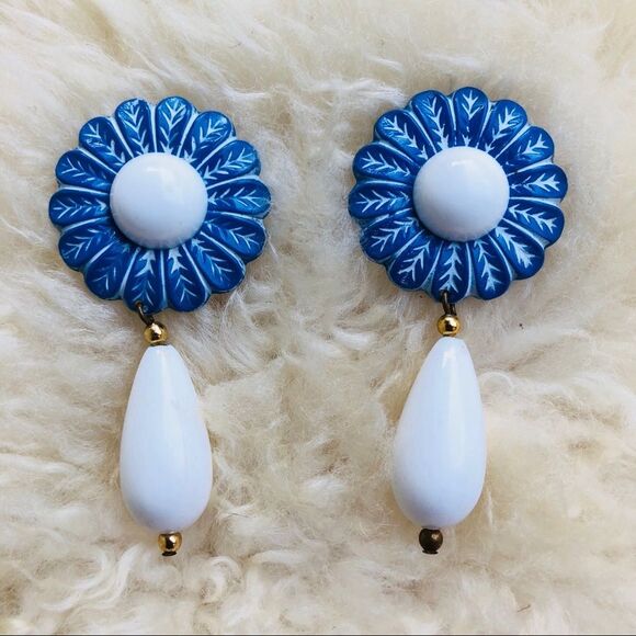 Blue floral flower white bead hanging earrings - Picture 1 of 3